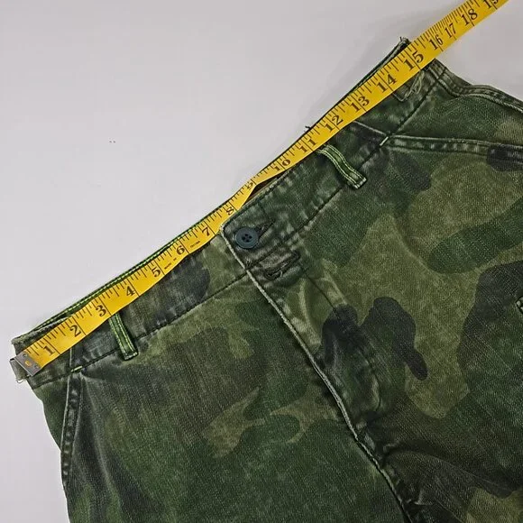 FREE PEOPLE WE THE FREE COMMANDER CAMO CARGO Cut-Off Shorts WOMEN'S SIZE 6 *EUC*